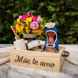 Box contém Nossa Senhora Amigurumi, Vela, Flores, Especial Mãe e dia das Mães