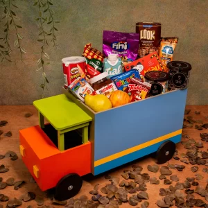 Box caminhãozinho recheado de doces e salgados para presentear crianças
