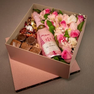 Box carinho tamanho grande com espumante, brownies e chocolates e flores de paleta de cor rosa
