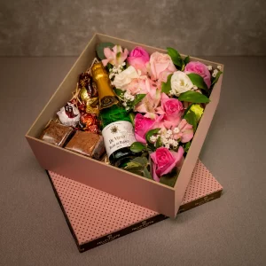 Box carinho pequeno com flores rosa, espumante e brownies