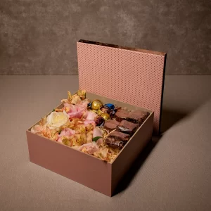 Box carinho pequeno com flores rosas, brownies e chocolate