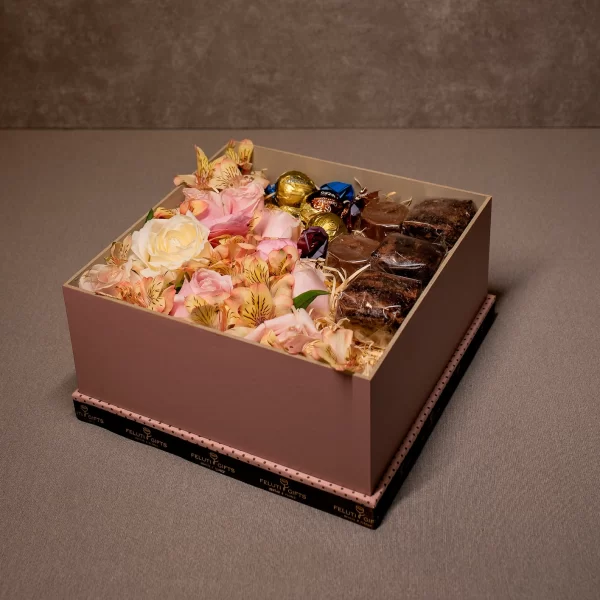 Box carinho pequeno com flores rosas, brownies e chocolate