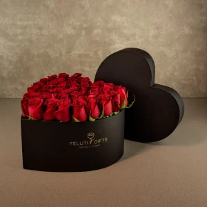 Box em formato de coração com rosas vermelhas dentro