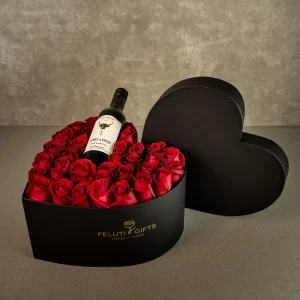 Box coração preto com rosas vermelhas e vinho