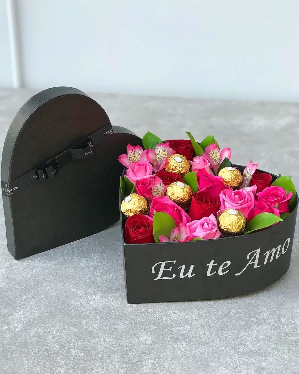 Caixa box coração flores e chocolate