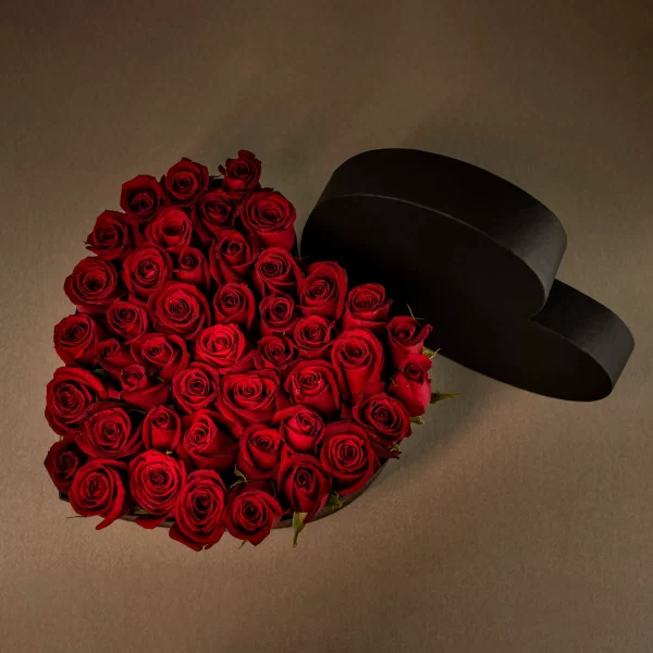 Box coração preto com rosas vermelhas