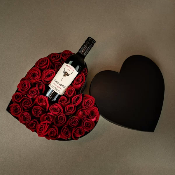 Box coração preto com rosas vermelhas e vinho