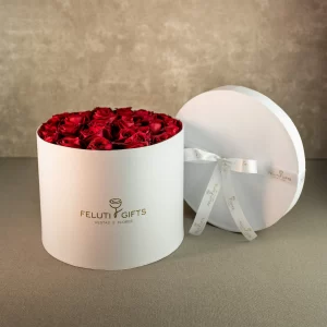 Box de luxo tradicional com rosas vermelhas e joias
