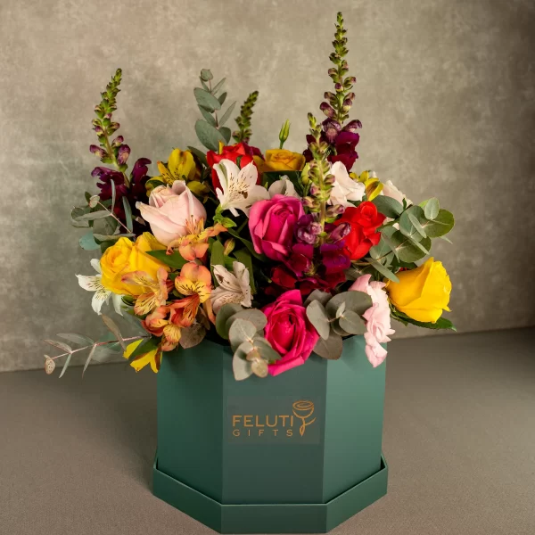 Box de luxo com flores de cores diversas