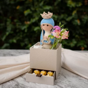 Box contém Nossa Senhora Amigurumi, Bom Bom Ferrero Rocher, Flores