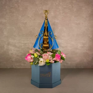 Box com Nossa Senhora feita em ferro e com diversas flores