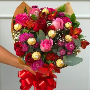 Buquê de flores roses e vermelhas com chocolate
