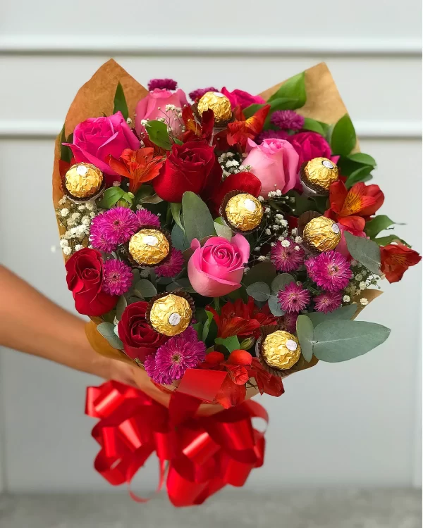 Buquê de flores roses e vermelhas com chocolate