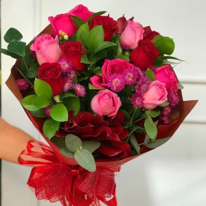 Buquê de flores rosas e vermelhas