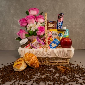 Cesta de café especial, com chocolate, torradas, Nutela, Todynho e outros produtos