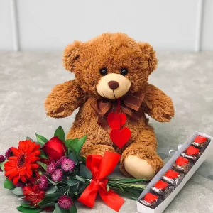 Kit presente com flores, urso e brownies para pessoa amada