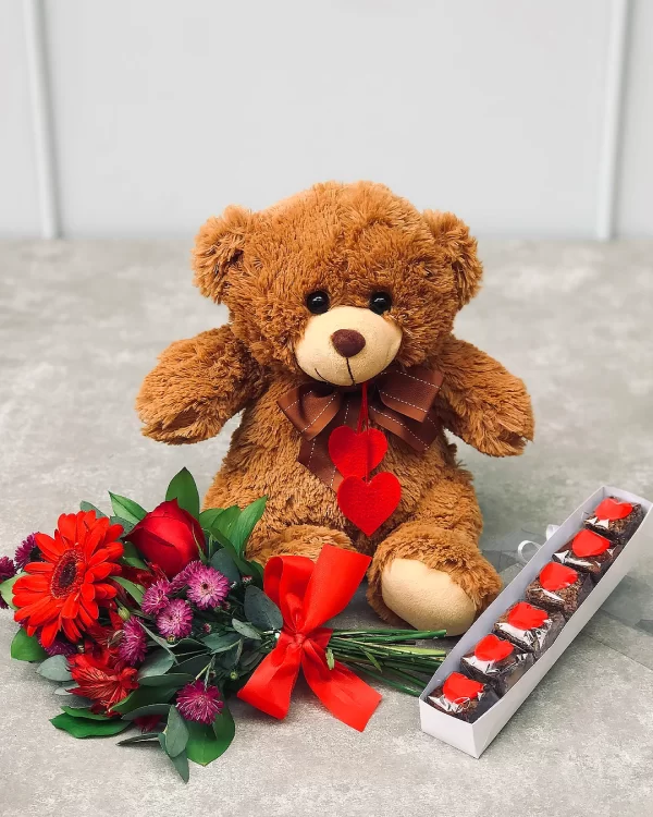 Kit presente com flores, urso e brownies para pessoa amada
