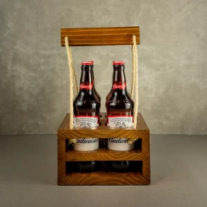 Kit com 4 cervejas em embalagem de madeira
