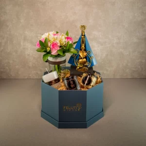 Box com nosssa senhora feita em ferro com manto azul e flores